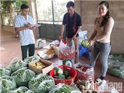 Nhân dân huyện Lạng Giang ủng hộ thực phẩm cho chiến sĩ tham gia diễn tập